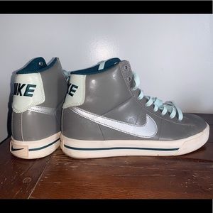 NIKE High Top Sneaker